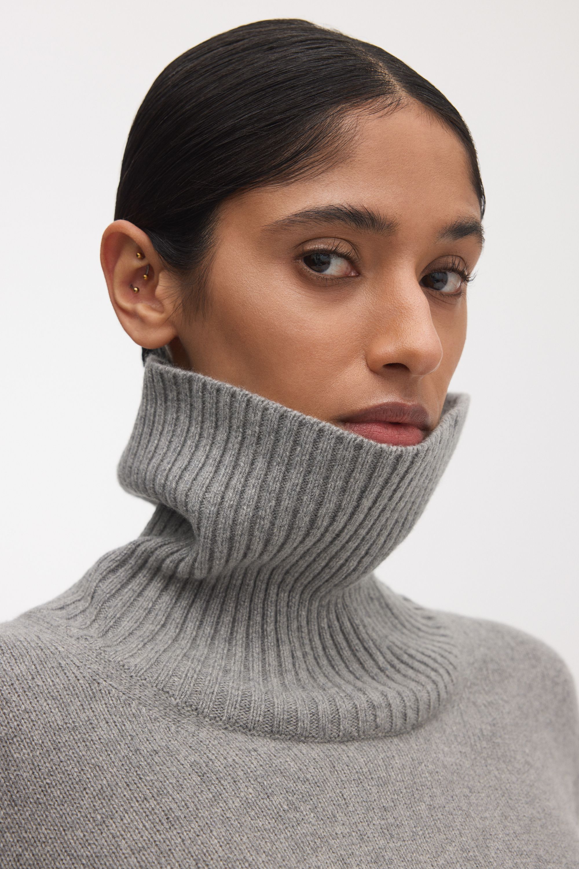 Image number 3 of The Cashmere Roll Neck